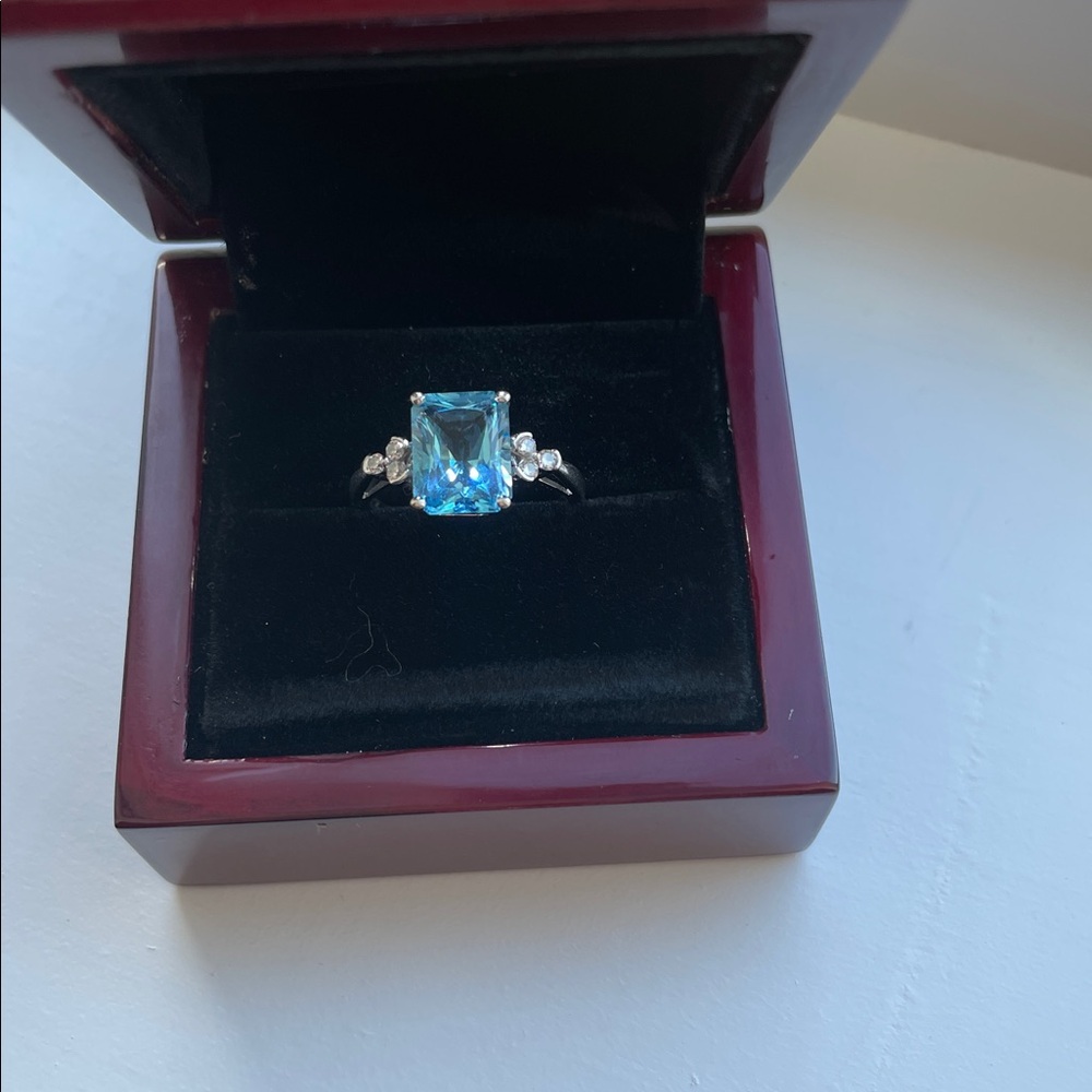 White gold Topaz and Diamonds ring